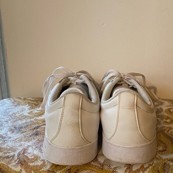 Adidas tennis shoes. - Picture 2 of 6